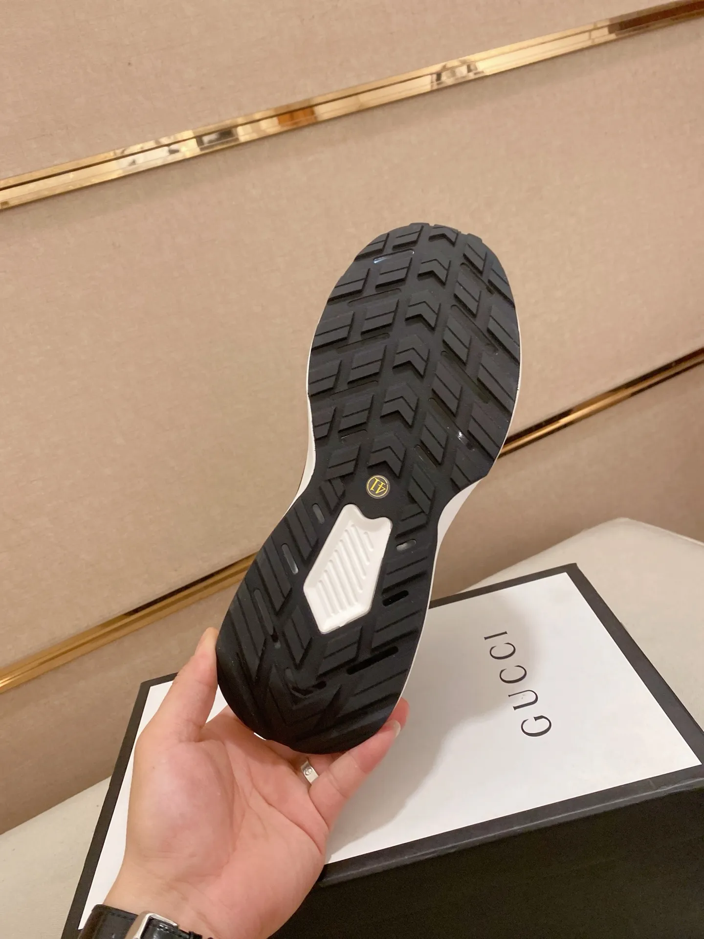 Men's shoes 💰 462💰The new GUCCI (Gucci) counters are launched simultaneously. The new men's shoes, 😘fabrics are selected from imported cowhide, and the lining is sheepskin lining. 👍🏿 High-end ☄️ air-cushion molded anti-slip rubber outsole, exquisite lines, simple and elegant, comfortable and high-end for leisure travel. Code number: 38 to 44 (45 can be customized and cannot be returned or exchanged)